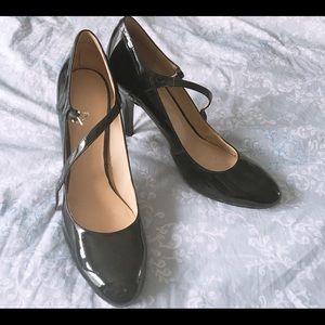 Black patent leather Nine West 10M Mary Jane heels